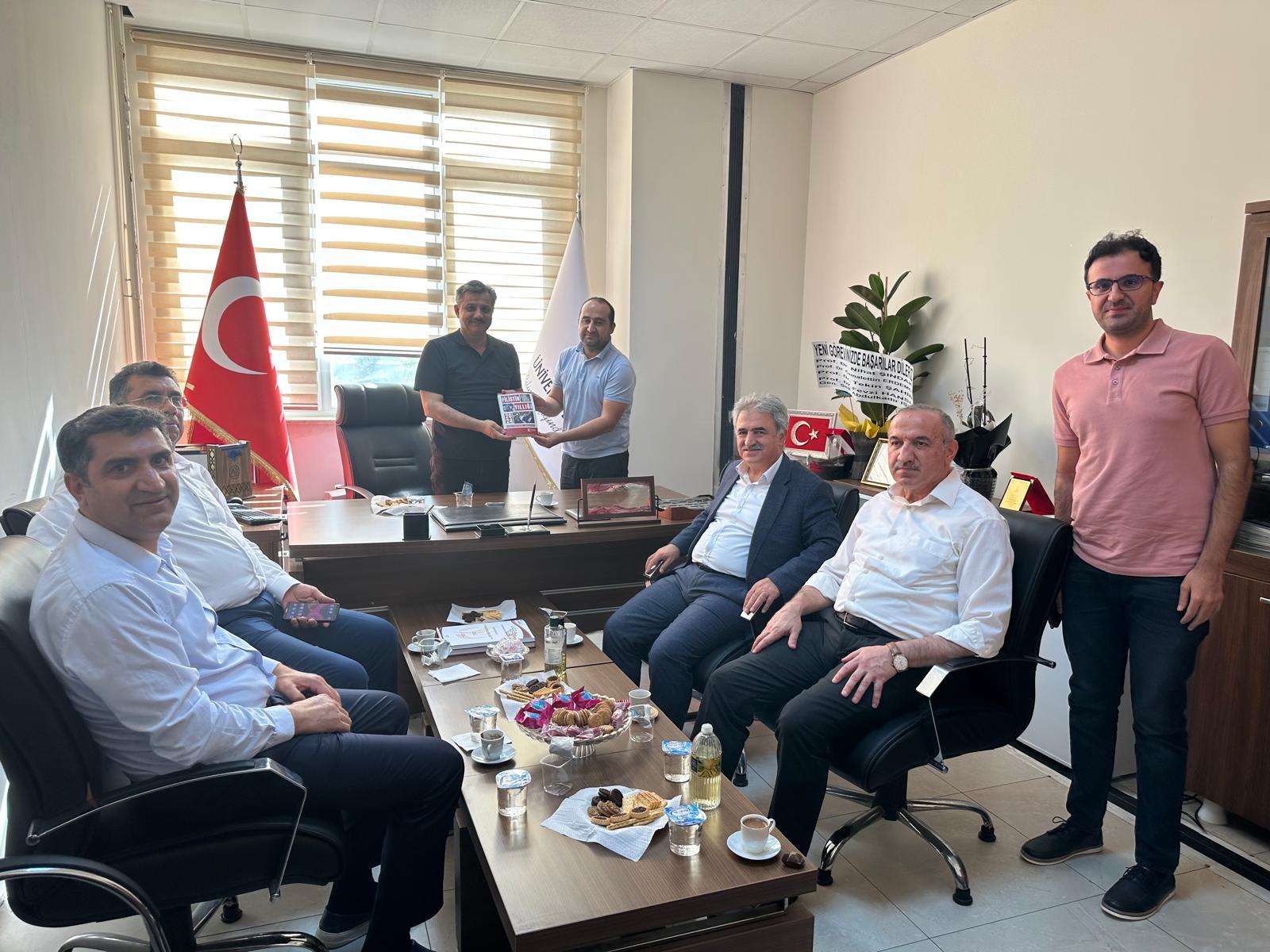 Üniversitemiz Yönetimi tarafından Yüksekokulumuza nezaket ziyareti gerçekleştirildi.